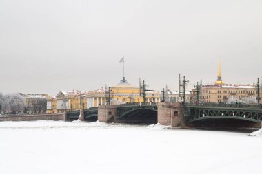 Neva Nehri üzerinde buz gibi hava kışın.