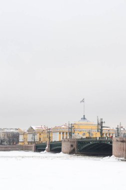 Neva Nehri üzerinde buz gibi hava kışın.