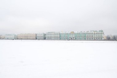 Neva Nehri üzerinde buz gibi hava kışın.