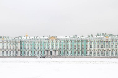 Neva Nehri üzerinde buz gibi hava kışın.