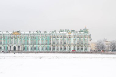 Neva Nehri üzerinde buz gibi hava kışın.