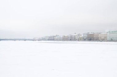 Neva Nehri üzerinde buz gibi hava kışın.