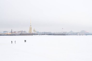 Neva Nehri üzerinde buz gibi hava kışın.