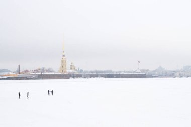 Neva Nehri üzerinde buz gibi hava kışın.