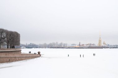 Neva Nehri üzerinde buz gibi hava kışın.