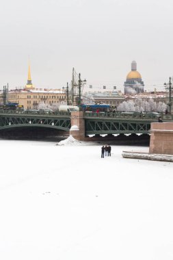 Neva Nehri üzerinde buz gibi hava kışın.
