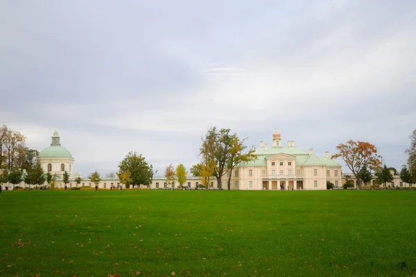 Uma vista do Palácio Menshikov no Parque Superior de Lomonosov — Fotografia de Stock