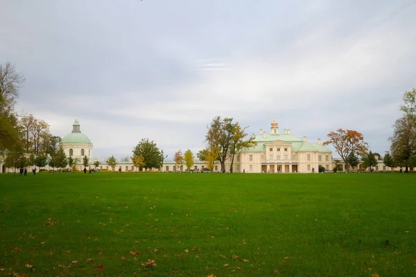Una vista del Palacio Menshikov en el Parque Superior de Lomonosov — Foto de Stock