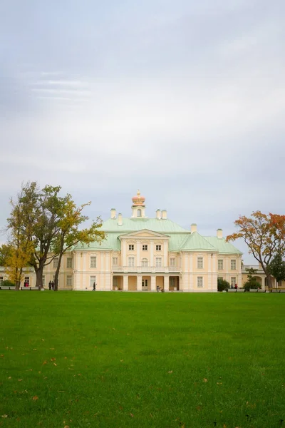 Pohled Menšikov palác v horním parku Lomonosov — Stock fotografie