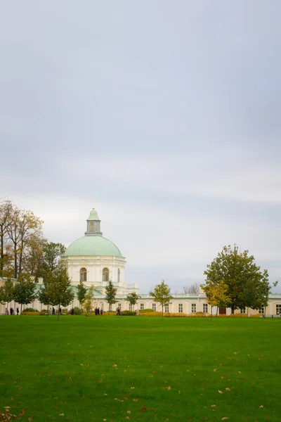Pohled Menšikov palác v horním parku Lomonosov — Stock fotografie