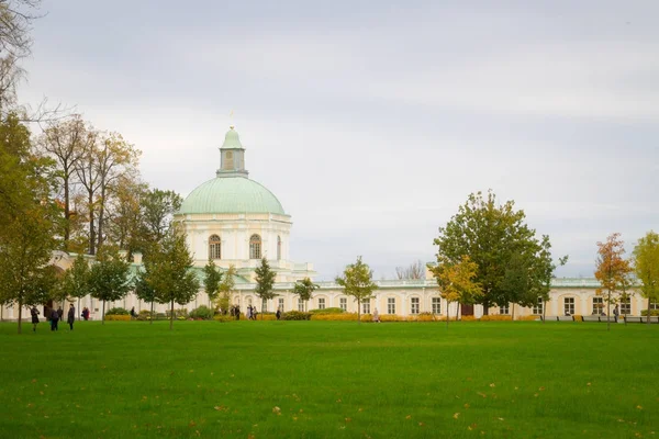 Вид на Меньшиковский дворец в верхнем парке Ломоносова — стоковое фото