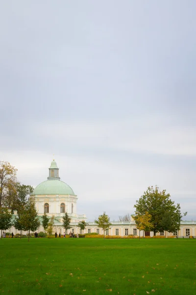 Вид на Меньшиковский дворец в верхнем парке Ломоносова — стоковое фото