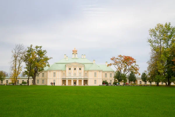Widok na Pałac Menshikov w górnej części parku Łomonosowa — Zdjęcie stockowe