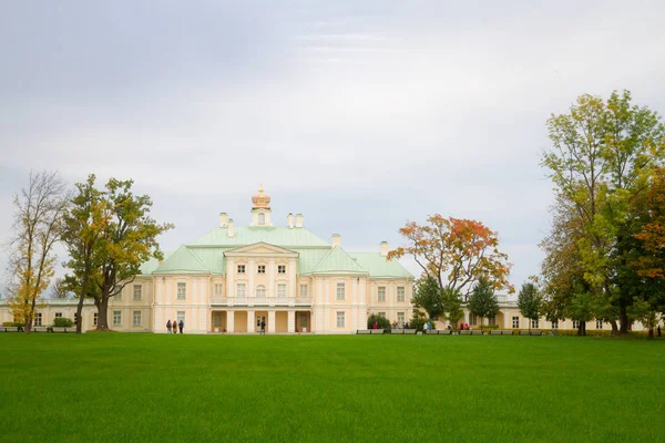 Pohled Menšikov palác v horním parku Lomonosov — Stock fotografie