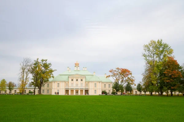 Een weergave van het paleis Mensjikov in de bovenste Park van Lomonosov — Stockfoto