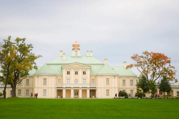 Pohled Menšikov palác v horním parku Lomonosov — Stock fotografie