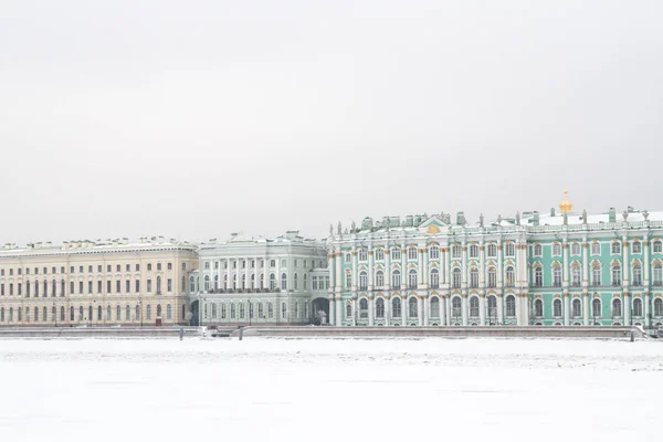 El invierno en el frío clima en el río Neva . — Foto de Stock