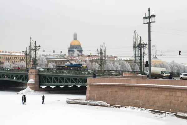 A tél, a fagyos időjárás a Néva-folyó. — Stock Fotó
