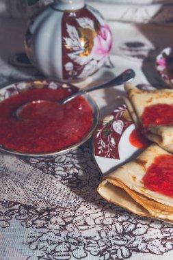Kahvaltı için taze çilek reçelli krep