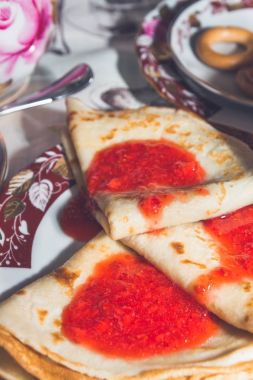 Kahvaltı için taze çilek reçelli krep