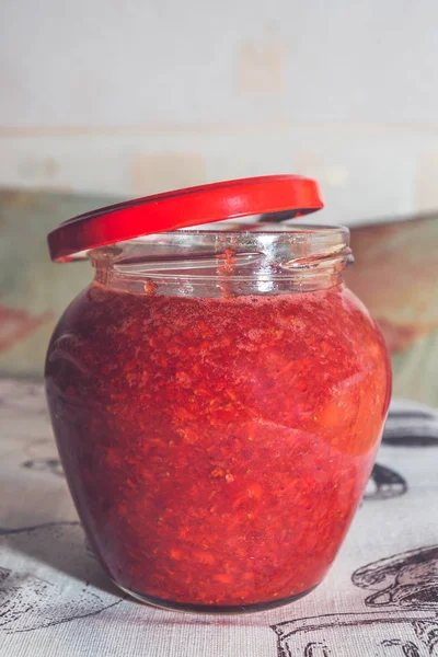 Mermelada de fresa fresca en un frasco de vidrio — Foto de Stock