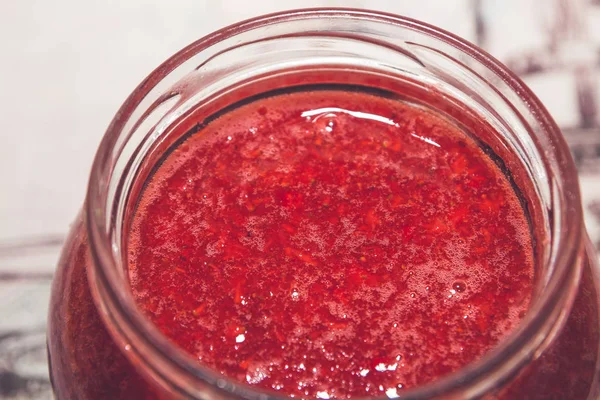 Confiture de fraises fraîches dans un bocal en verre — Photo