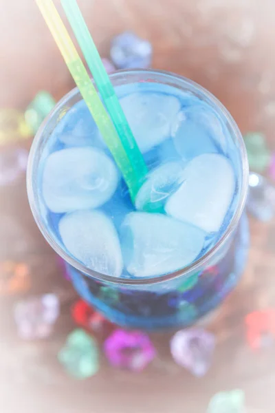 Cocktails colorés avec glace sur la plage en été chaud — Photo