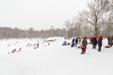 Tepelerin kar ile cheesecakes kızağı ve sno pateni kış eğlence