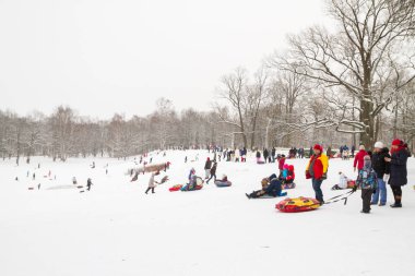 Tepelerin kar ile cheesecakes kızağı ve sno pateni kış eğlence