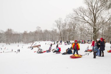 Tepelerin kar ile cheesecakes kızağı ve sno pateni kış eğlence