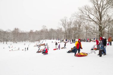 Tepelerin kar ile cheesecakes kızağı ve sno pateni kış eğlence