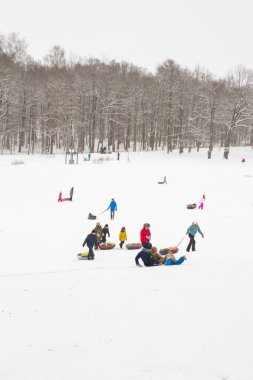 Tepelerin kar ile cheesecakes kızağı ve sno pateni kış eğlence