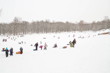 Tepelerin kar ile cheesecakes kızağı ve sno pateni kış eğlence