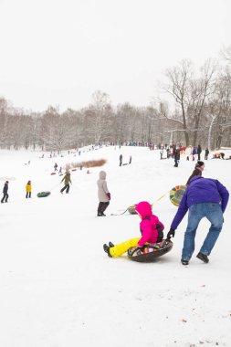 Tepelerin kar ile cheesecakes kızağı ve sno pateni kış eğlence