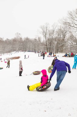 Tepelerin kar ile cheesecakes kızağı ve sno pateni kış eğlence