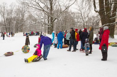 Tepelerin kar ile cheesecakes kızağı ve sno pateni kış eğlence