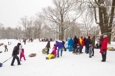 Tepelerin kar ile cheesecakes kızağı ve sno pateni kış eğlence