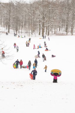 Tepelerin kar ile cheesecakes kızağı ve sno pateni kış eğlence