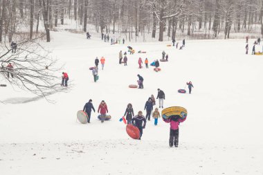 Tepelerin kar ile cheesecakes kızağı ve sno pateni kış eğlence