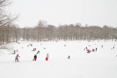 Tepelerin kar ile cheesecakes kızağı ve sno pateni kış eğlence