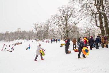 Tepelerin kar ile cheesecakes kızağı ve sno pateni kış eğlence