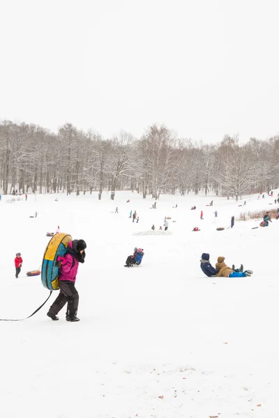 Winterspaß Skating Hügel mit Schnee auf Käsekuchen Schlitten und sno — Stockfoto