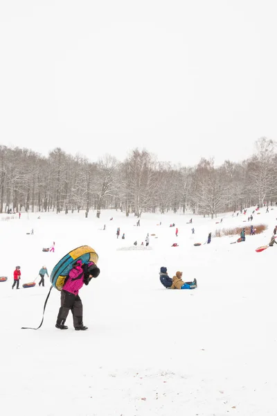 Winterspaß Skating Hügel mit Schnee auf Käsekuchen Schlitten und sno — Stockfoto