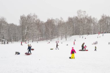 Tepelerin kar ile cheesecakes kızağı ve sno pateni kış eğlence