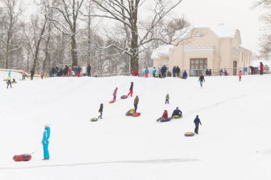 Tepelerin kar ile cheesecakes kızağı ve sno pateni kış eğlence