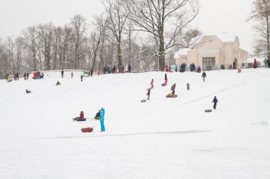 Tepelerin kar ile cheesecakes kızağı ve sno pateni kış eğlence