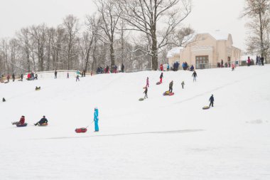 Tepelerin kar ile cheesecakes kızağı ve sno pateni kış eğlence