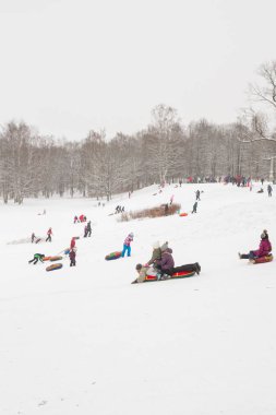Tepelerin kar ile cheesecakes kızağı ve sno pateni kış eğlence