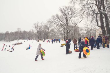 Tepelerin kar ile cheesecakes kızağı ve sno pateni kış eğlence