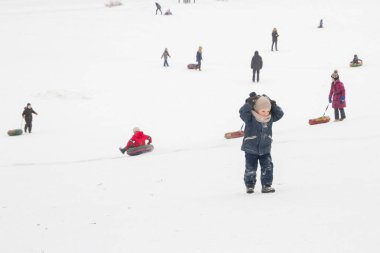 Tepelerin kar ile cheesecakes kızağı ve sno pateni kış eğlence
